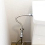 トイレの給水管で水漏れする原因・対処法！自分でできる修理・業者に頼むケース