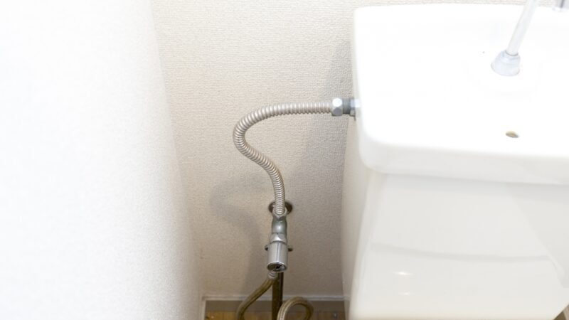 トイレの給水管で水漏れする原因・対処法！自分でできる修理・業者に頼むケース