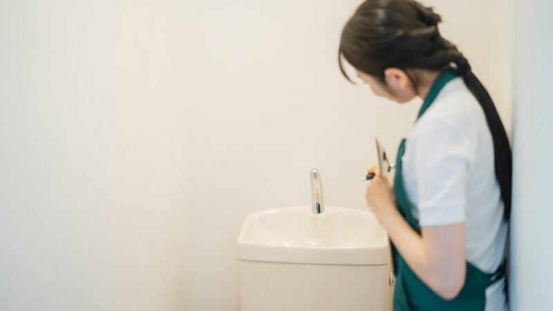 トイレを修理しようとする女性