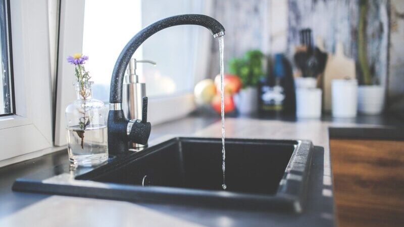 キッチンの蛇口で水を出す