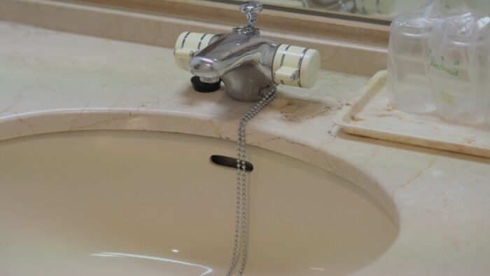 洗面所の蛇口の水漏れは自分で直せる？原因・修理方法を紹介