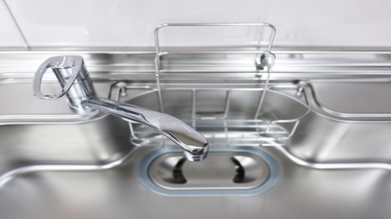 台所の排水溝のつまりの原因・対処法を解説！キッチンの修理料金の目安も紹介
