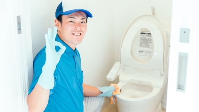 トイレを確認する水道修理業者