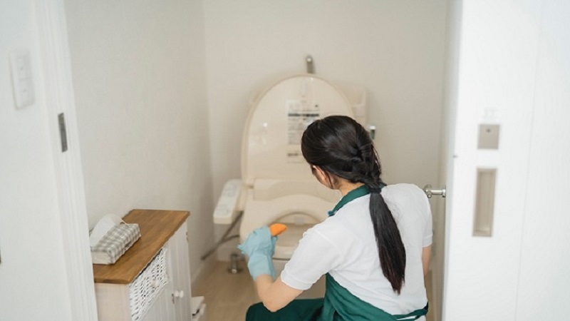 トイレが詰まってないのに下水臭いときの原因と対処法 | 予防対策も紹介！