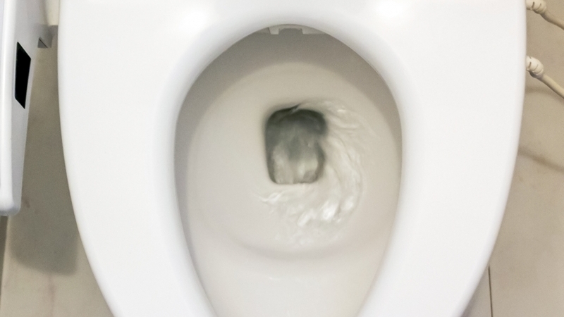 トイレでチョロチョロ水漏れする原因・修理方法！自分で対処する方法や修理代