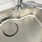 キッチンの排水口つまりをペットボトルで直す手順！適切な形状・注意点