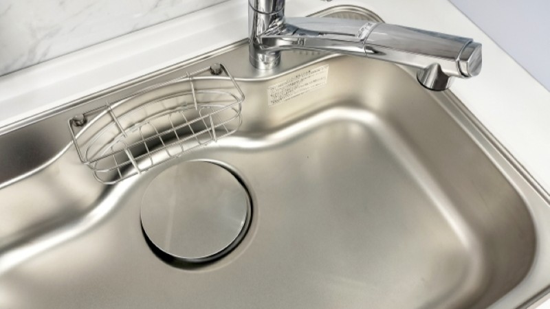 キッチンの排水口つまりをペットボトルで直す手順！適切な形状・注意点