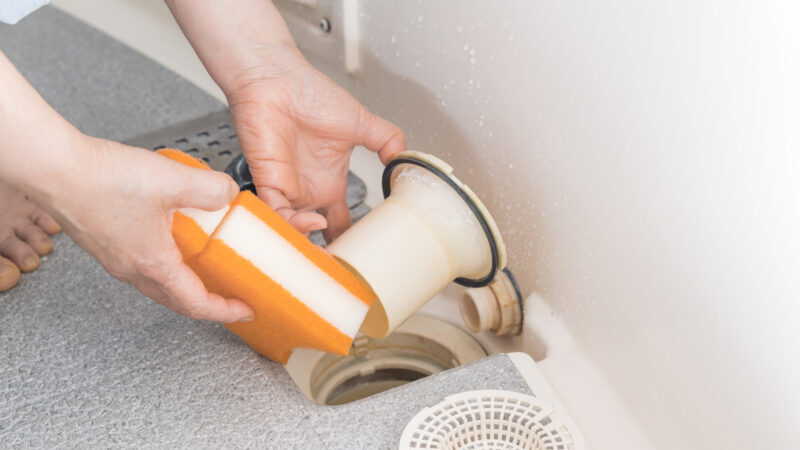 お風呂の排水口ヘドロの掃除方法7選！原因や予防法も紹介