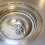キッチンの排水口の臭いを重曹で解決する方法！予防法や業者の選び方も紹介