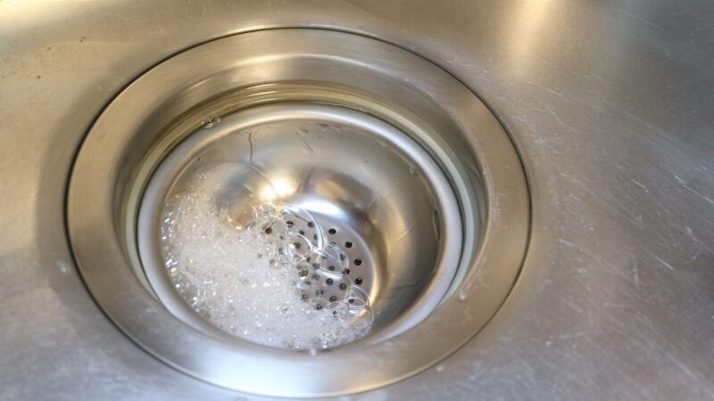 キッチンの排水口の臭いを重曹で解決する方法！予防法や業者の選び方も紹介