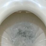トイレで逆流が起きる原因と対処法！マンションの場合や予防対策も解説