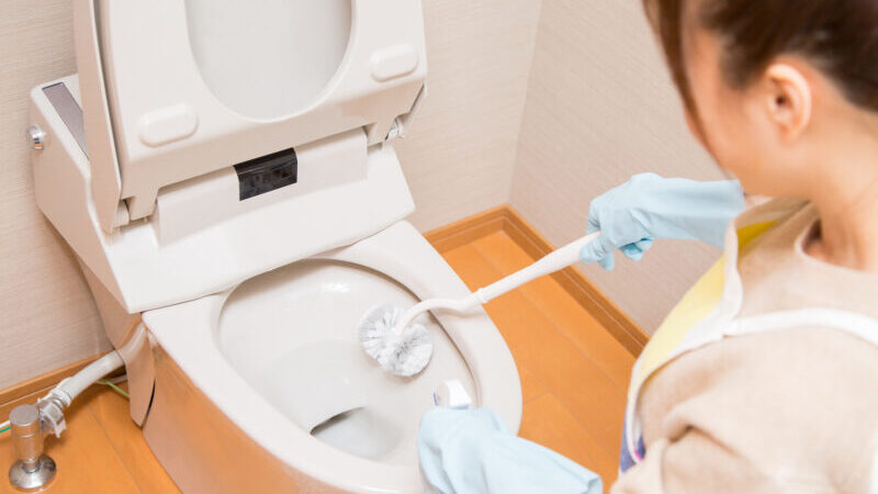 トイレつまりで水が引かないときの対処法