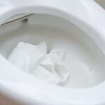トイレつまりで水が引かない原因と対処法！NG行動や費用相場も紹介