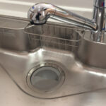 キッチンの排水口の流れが悪い原因と対処法！予防法も紹介