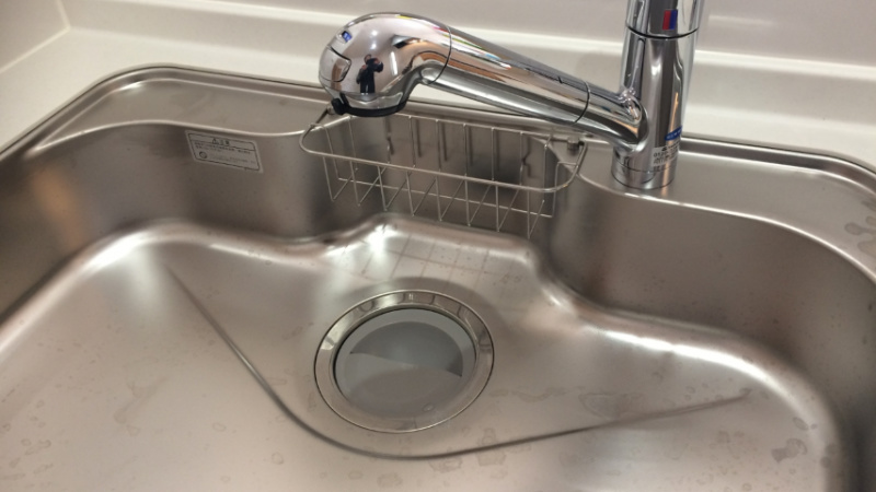キッチンの排水口の流れが悪い原因と対処法！予防法も紹介