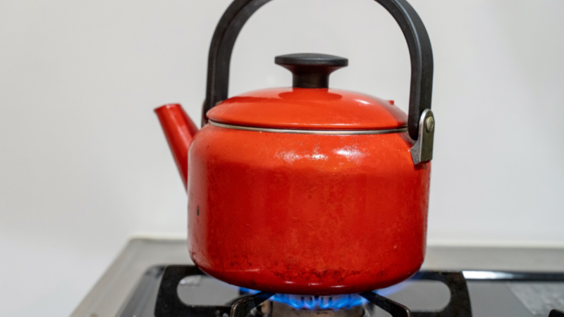熱湯が入ったやかん