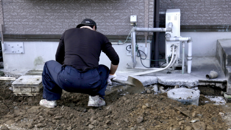 水道管を工事する業者