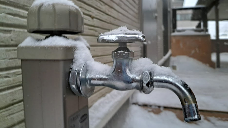 水道メーターだけではなく水道管も凍結防止策を