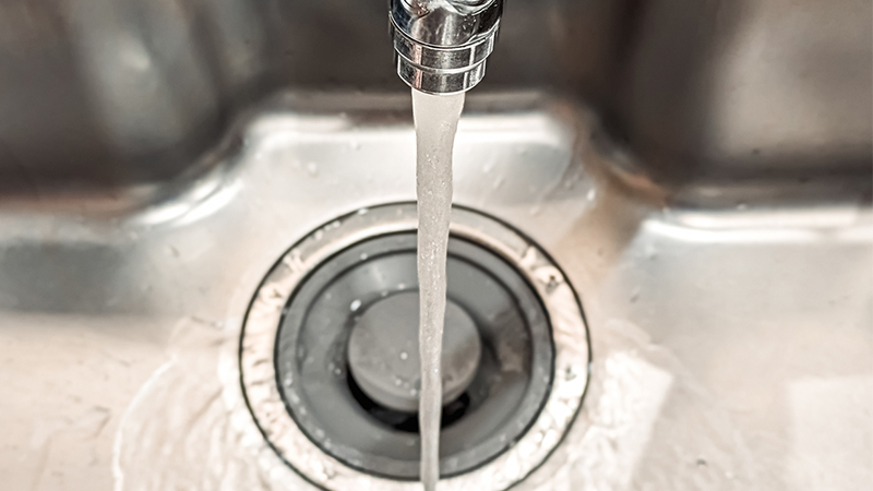 キッチン排水口のつまりはスッポンで直る？使い方と解消できないときの対処法